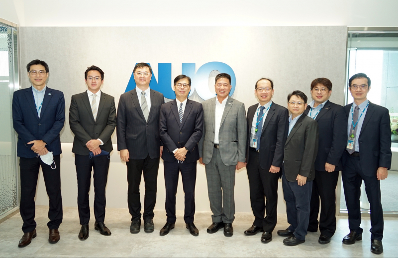 918搏天堂光電前進亞灣成立「AUO解決方案研發中心」，作為多元場域解決方案研發及試驗場域（圖中左為高雄市長陳其邁、圖中右為918搏天堂光電董事長彭双浪）