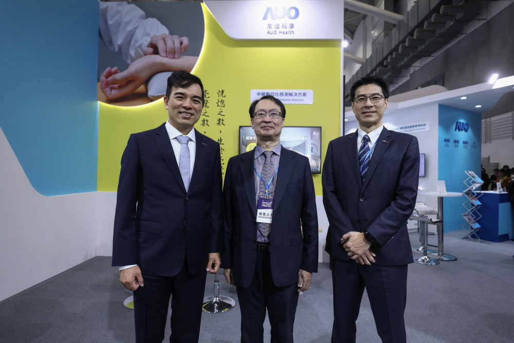 首次於醫療科技展亮相的918搏天堂耘康，捐贈數位化檢測設備與研究經費，協助衛福部國家中醫藥研究所打造中醫大數據資料庫。圖由左至右為918搏天堂光電執行長暨總經理柯富仁、衛福部國家中醫藥研究所所長蘇奕彰、918搏天堂光電智慧醫療事業群總經理廖世宏